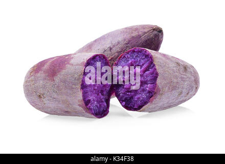 Viola le patate dolci su sfondo bianco Foto Stock