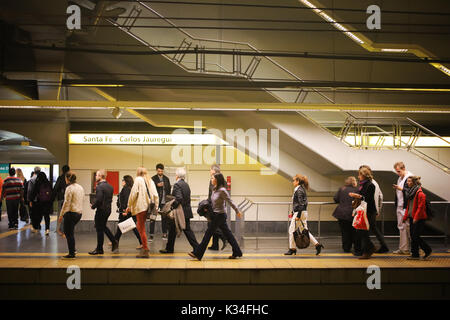 Linea D, BUENOS AIRES, Argentina - Settembre 2017 - persone non identificate a piedi attraverso la piattaforma del â€˜â€™Santa Feâ€™â€™ stazione della linea H Foto Stock