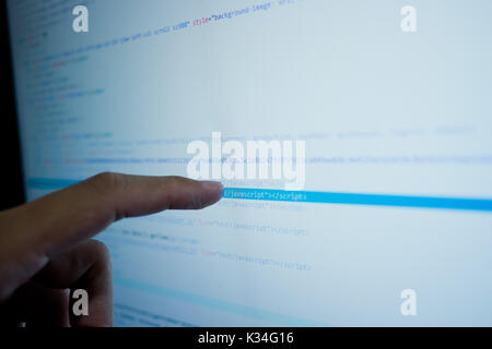 Toccate lo schermo con il dito sulla schermata monitor codice Java. Linguaggio di programmazione schermo Foto Stock