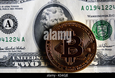 Bitcoin su due dollar banconota. Concetto di Trading . Foto Stock