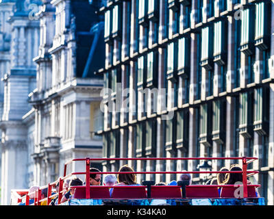 Turismo a Londra - i turisti su una sommità aperta bus tour nel central London REGNO UNITO Foto Stock