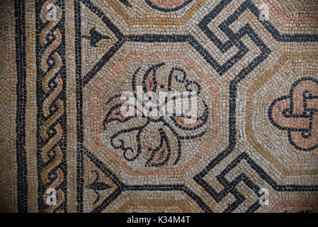 Brescia, Italia, 11 agosto 2017, Romano antico pavimento a mosaico nel museo di rovine romane e di Santa Giulia Foto Stock