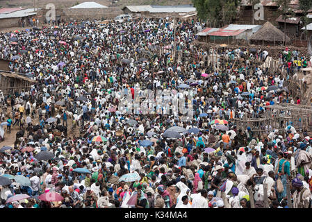 Folli folle al mercato all'aperto tenuto il sabato santo ortodosso etiopico Tewahedo per comprare cibo e celebrare la fine del periodo di quaresima, Lalibela, Amhara, Etiopia Foto Stock