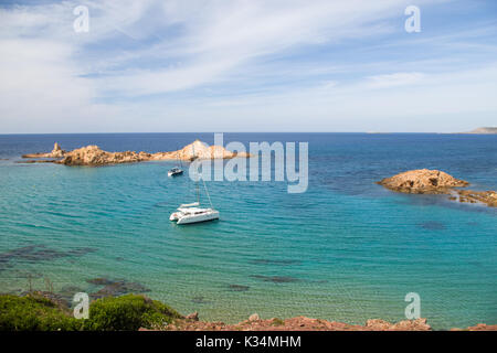 Barca a vela a Cala Pregonda, Menorca, Spagna Foto Stock