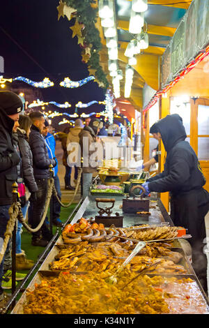 DEBRECEN, UNGHERIA - 13 dicembre 2016: persone assaggiare il cibo locale durante il tradizionale Mercatino di Natale in piazza Kossuth (Kossuth ter) nel centro di Debrec Foto Stock