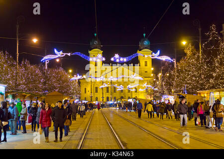 DEBRECEN, UNGHERIA - 13 dicembre 2016: le persone camminare al tradizionale Mercatino di Natale in piazza Kossuth (Kossuth ter) nel centro di Debrecen città vecchia Foto Stock