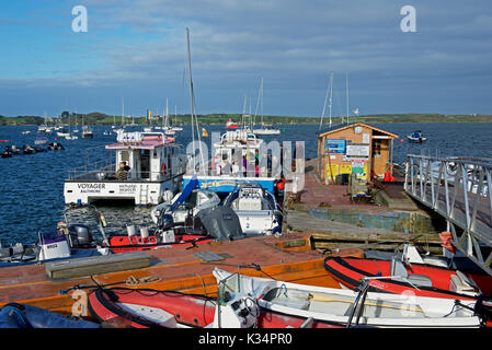 Barche ormeggiate nel porto di Baltimora, Co Cork, Irlanda meridionale Foto Stock
