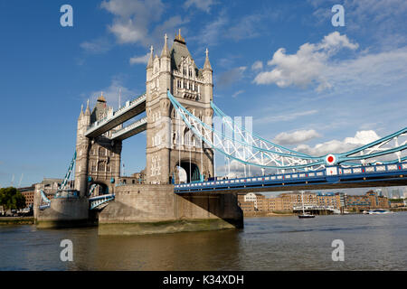 Il Tower Bridge spanning sul Fiume Tamigi a Londra REGNO UNITO, uno dei più celebri edifici su questo pianeta. Foto Stock