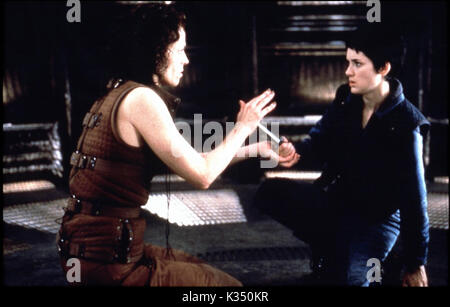 ALIEN RESURRECTION Sigourney Weaver, Winona Ryder data: 1997 Foto Stock