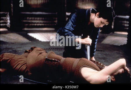 ALIEN RESURRECTION Sigourney Weaver, Winona Ryder data: 1997 Foto Stock