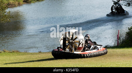 Hovercraft racing presso la pista Warily circuito al sud Blackfield Hampshire REGNO UNITO. Agosto 2017. Il controllo è D Newton di codone Racing Foto Stock