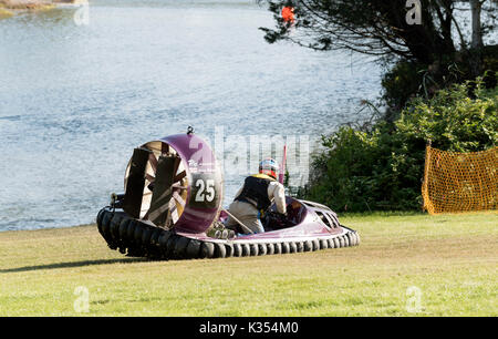 Hovercraft racing presso la pista Warily circuito al sud Blackfield Hampshire REGNO UNITO. Agosto 2017. La guida 25 è Steve Milligan Foto Stock