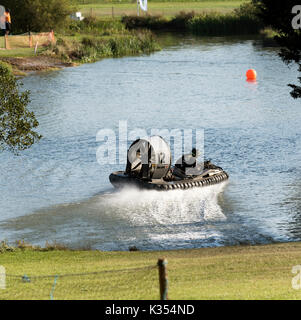 Hovercraft racing presso la pista Warily circuito al sud Blackfield Hampshire REGNO UNITO. Agosto 2017. Simon Larman e il suo mestiere scorrete su un lago Foto Stock