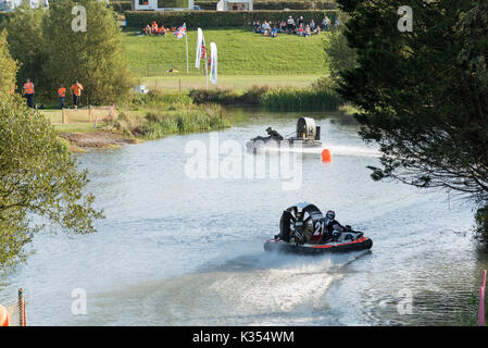 Hovercraft racing presso la pista Warily circuito al sud Blackfield Hampshire REGNO UNITO. Agosto 2017. Foto Stock