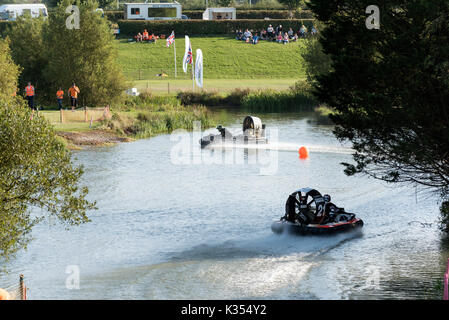 Hovercraft racing presso la pista Warily circuito al sud Blackfield Hampshire REGNO UNITO. Agosto 2017. Foto Stock