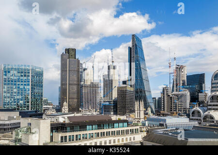 Nuova costruzione nella città di Londra il quartiere finanziario come blocchi a torre sono eretti tra il Cheesegrater e torre 42 iconico grattacieli Foto Stock