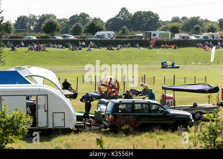 Hovercraft racing presso la pista Warily circuito al sud Blackfield Hampshire REGNO UNITO visto attraverso il box zona. Agosto 2017. Foto Stock