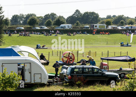 Hovercraft racing presso la pista Warily circuito al sud Blackfield Hampshire REGNO UNITO visto attraverso il box zona. Agosto 2017. Foto Stock