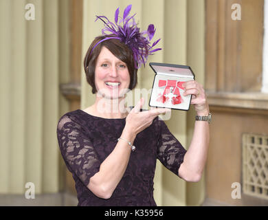 Foto deve essere accreditato ©Alpha premere 079965 06/12/2016 Pauline Stott investiture a Buckingham Palace di Londra Foto Stock