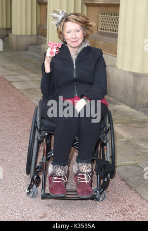 Foto deve essere accreditato ©Alpha premere 079965 06/12/2016 Melanie Reid investiture a Buckingham Palace di Londra Foto Stock