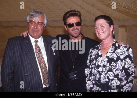 Foto deve essere accreditato ©Alpha premere 013674 ( Giugno 1993 ) George Michael e genitori mamma e papà a George Michael nel trentesimo compleanno a Newmarket Gare Foto Stock