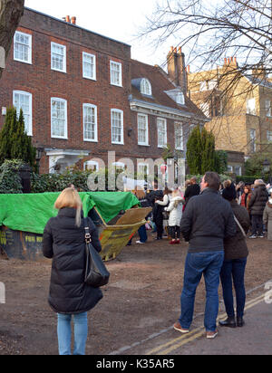 Foto deve essere accreditato ©Alpha premere 066465 27/12/2016 Ventole e persone in lutto lay omaggi come memoriale al di fuori di George Michael della casa di Highgate, a nord di Londra, il cantante britannico è deceduto il giorno di Natale 2016. Foto Stock