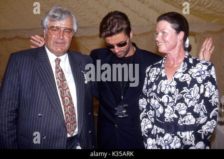 Foto deve essere accreditato ©Alpha premere 013674 ( Giugno 1993 ) George Michael e genitori papà Kyriacos Panayiotou & Mamma Lesley Angold Panayiotou presso la George Michael nel trentesimo compleanno a Newmarket Gare Foto Stock