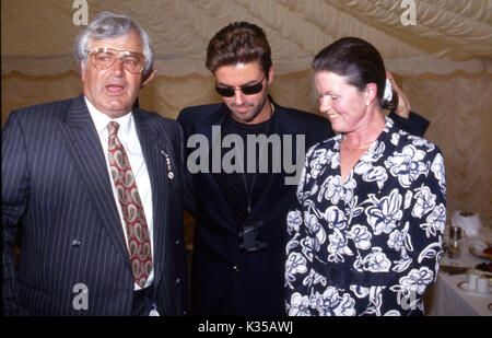 Foto deve essere accreditato ©Alpha premere 013674 ( Giugno 1993 ) George Michael e genitori papà Kyriacos Panayiotou & Mamma Lesley Angold Panayiotou presso la George Michael nel trentesimo compleanno a Newmarket Gare Foto Stock