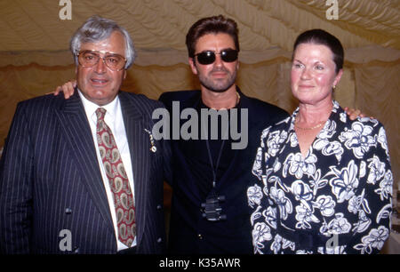 Foto deve essere accreditato ©Alpha premere 013674 ( Giugno 1993 ) George Michael e genitori papà Kyriacos Panayiotou & Mamma Lesley Angold Panayiotou presso la George Michael nel trentesimo compleanno a Newmarket Gare Foto Stock