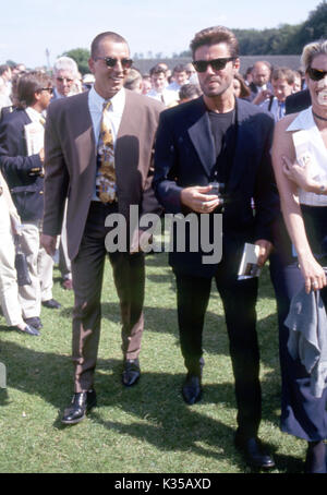 Foto deve essere accreditato ©Alpha premere 013674 ( Giugno 1993 ) George Michael con la cugina Andros Georgiou a George Michael nel trentesimo compleanno a Newmarket Gare Foto Stock