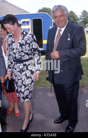 Foto deve essere accreditato ©Alpha premere 013674 ( Giugno 1993 ) George Michael i genitori di papà Kyriacos Panayiotou & Mamma Lesley Angold Panayiotou presso la George Michael nel trentesimo compleanno a Newmarket Gare Foto Stock