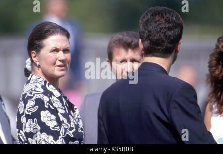 Foto deve essere accreditato ©Alpha premere 013674 ( Giugno 1993 ) George Michael e mamma Lesley Angold Panayiotou presso la George Michael nel trentesimo compleanno a Newmarket Gare Foto Stock