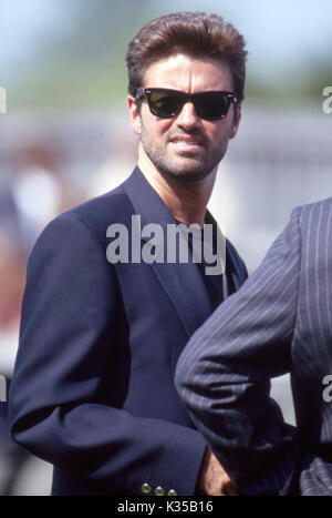 Foto deve essere accreditato ©Alpha premere 013674 ( Giugno 1993 ) George Michael George Michael nel trentesimo compleanno a Newmarket Gare Foto Stock