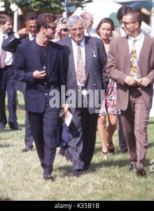 Foto deve essere accreditato ©Alpha premere 013674 ( Giugno 1993 ) George Michael con papà Kyriacos Panayiotou e cugino Andros Georgiou a George Michael nel trentesimo compleanno a Newmarket Gare Foto Stock