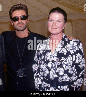 Foto deve essere accreditato ©Alpha premere 013674 ( Giugno 1993 ) George Michael e mamma Lesley Angold Panayiotou presso la George Michael nel trentesimo compleanno a Newmarket Gare Foto Stock