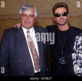 Foto deve essere accreditato ©Alpha premere 013674 ( Giugno 1993 ) George Michael e papà Kyriacos Panayiotou presso la George Michael nel trentesimo compleanno a Newmarket Gare Foto Stock