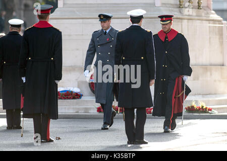 Foto deve essere accreditato ©fornito da ALFA Premere 065630 13/11/2016 il principe William Duca di Cambridge e il principe Harry durante il ricordo la domenica il servizio presso il cenotafio in Whitehall, Londra. Foto Stock