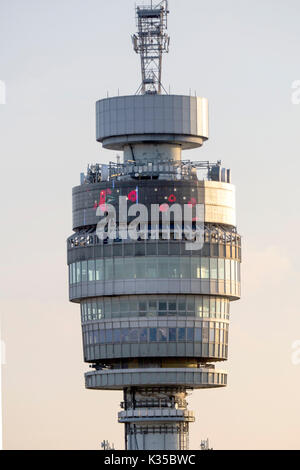 Foto deve essere accreditato ©fornito da ALFA Premere 065630 11/11/2016 La BT Tower a Londra visualizza papaveri sul suo schermo video durante il fine settimana del ricordo. Foto Stock