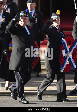 Foto deve essere accreditato ©Alpha premere 079965 13/11/2016 Ricordo domenica il servizio presso il cenotafio in Whitehall, Londra Foto Stock