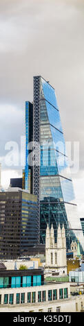 Cheesegrater, 122 Leadenhall Street, e la chiesa di St Andrew Undershaft, nuova proprietà in contrasto con il vecchio nella città di Londra il quartiere finanziario CE3 Foto Stock