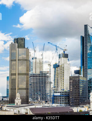 Nuova struttura commerciale immobiliare di costruzione, proprietà nel quartiere finanziario, City of London EC3, dall'Cheesegrater e torre 42 Foto Stock