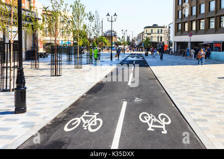 Piste ciclabili in 'navigatore piazza", il nuovo centro pedonale di Arco, a nord di Londra, Regno Unito Foto Stock