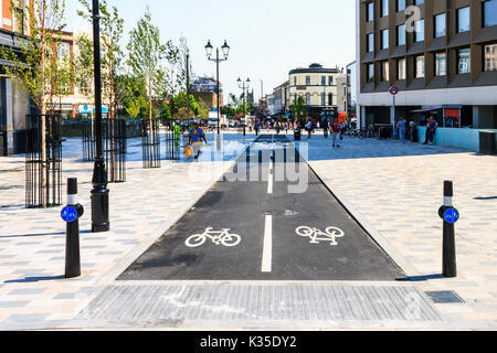 Piste ciclabili in 'navigatore piazza", il nuovo centro pedonale di Archway, Nord di Londra Foto Stock