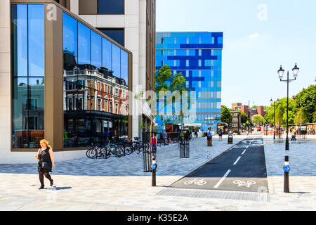 'Navigatore piazza", il nuovo centro pedonale di Arco, a nord di Londra, Archway Tavern riflessa dalla facciata in vetro di Vantage Point Foto Stock