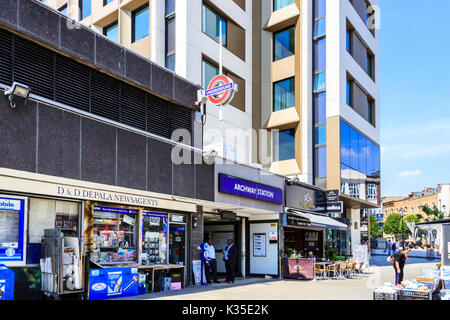L'ingresso di Archway stazione della metropolitana sulla strada di giunzione ed essenziale della vita "Vantage Point' appartamento a torre, a nord di Londra, Regno Unito Foto Stock