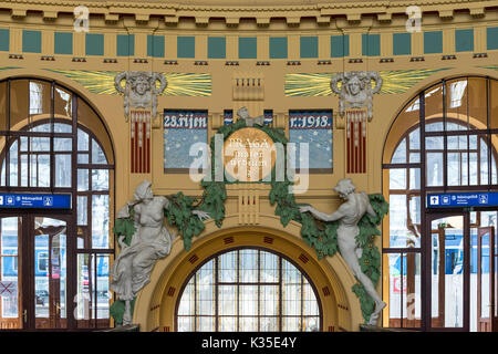 Praga. Repubblica ceca. Art Nouveau interno di Praga è la principale stazione ferroviaria Praha hlavní nádraží, progettato dall architetto ceco Josef Fanta 1901-1909. Foto Stock