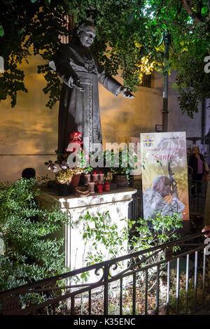 La statua di Papa Giovanni Paolo II al di fuori del Duomo di Sorrento durante la notte, Sorrento, Italia Foto Stock