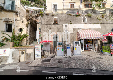 Piccolo negozio locale a Positano, Italia vendita carburante benzina. Foto Stock