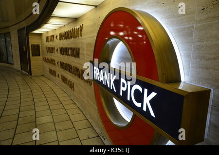 Regno Unito, Londra, Piccadilly Circus Stazione della Metropolitana, Frank Pick Memorial Foto Stock