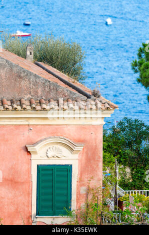 Tradizionale casa italiana con persiane sulla finestra che si affaccia sul mar Mediterraneo. Positano, Italia Foto Stock